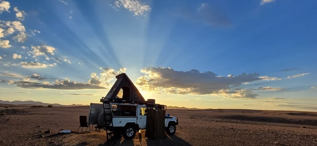 Donkey vóór de ombouw, met de oorspronkelijke canopy en daktent Alu-Cab gen3 Namibia